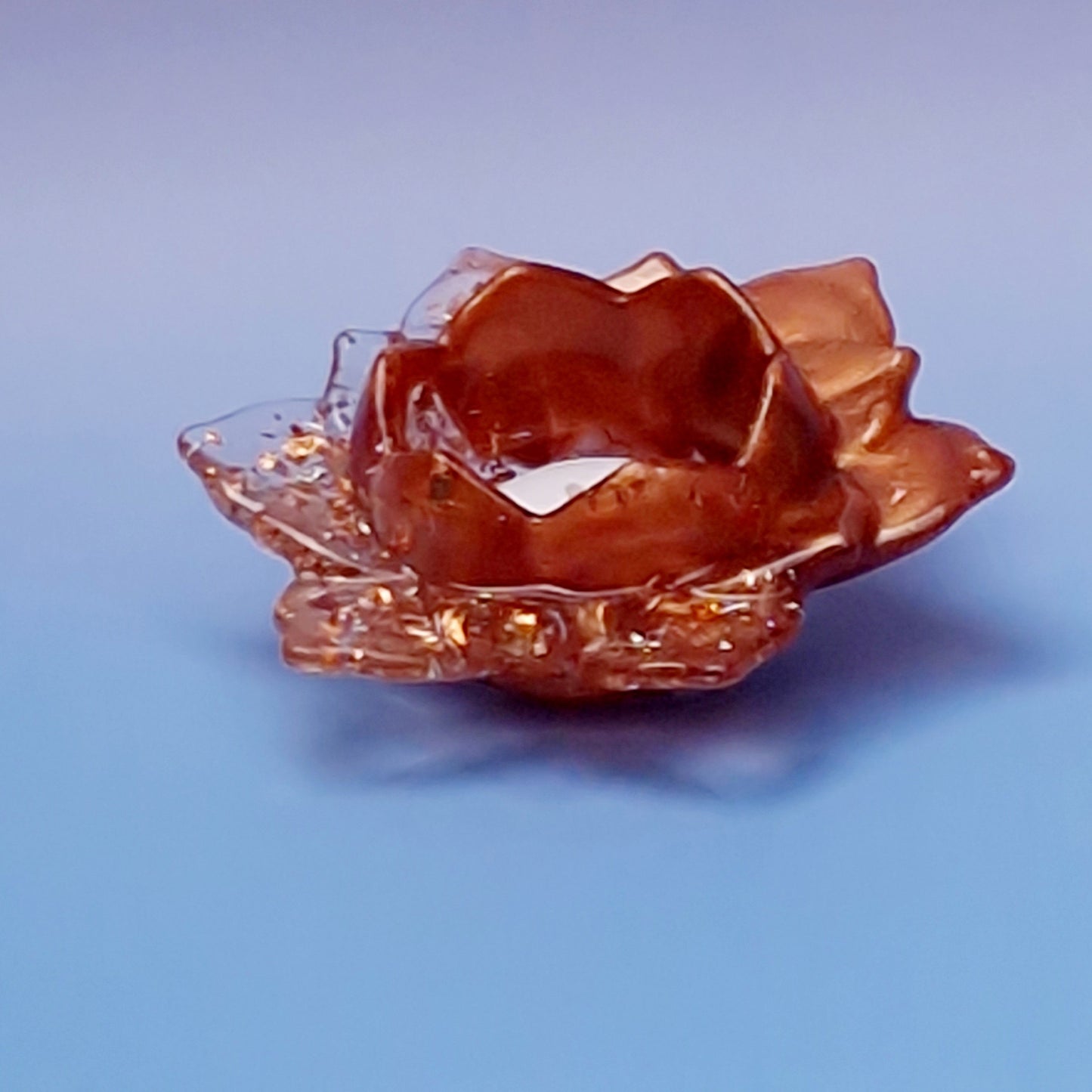 Suporte de Vela em Resina Epóxi — Flor de Lótus Caramelo com Folha Cobre