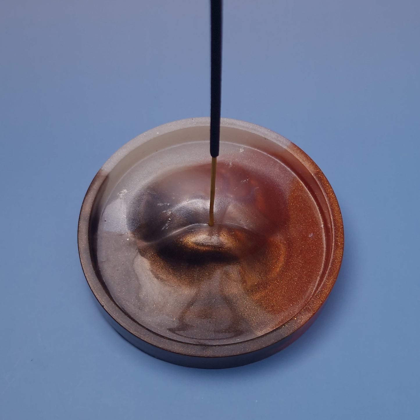 Porta Incenso Redondo Boca Marrom Castanho e Branco – Equilíbrio, Simplicidade e Charme