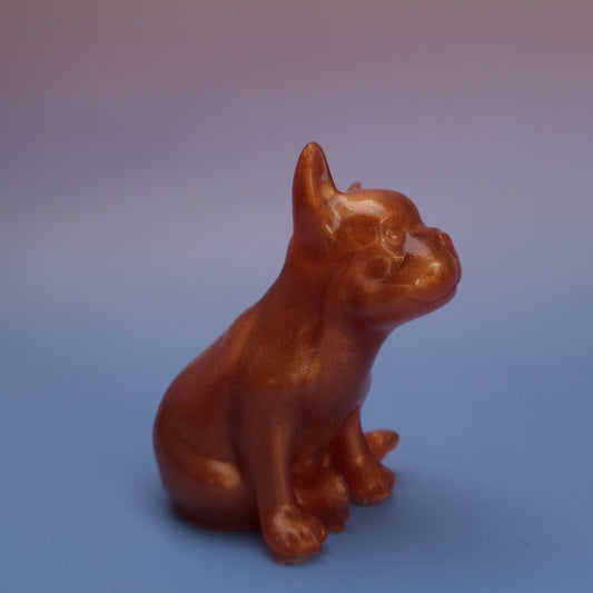 Bulldog em resina epóxi cobre, vista lateral direita, escultura decorativa artesanal com efeito metálico