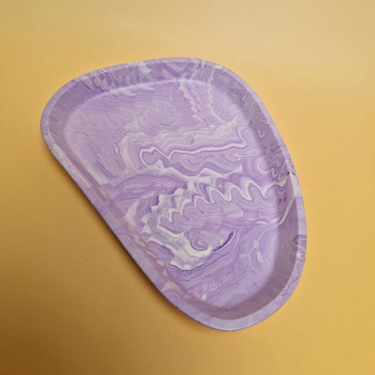 Prato decorativo lilás marmorizado em formato orgânico