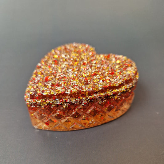Caixa em forma de coração com glitter vermelho e dourado