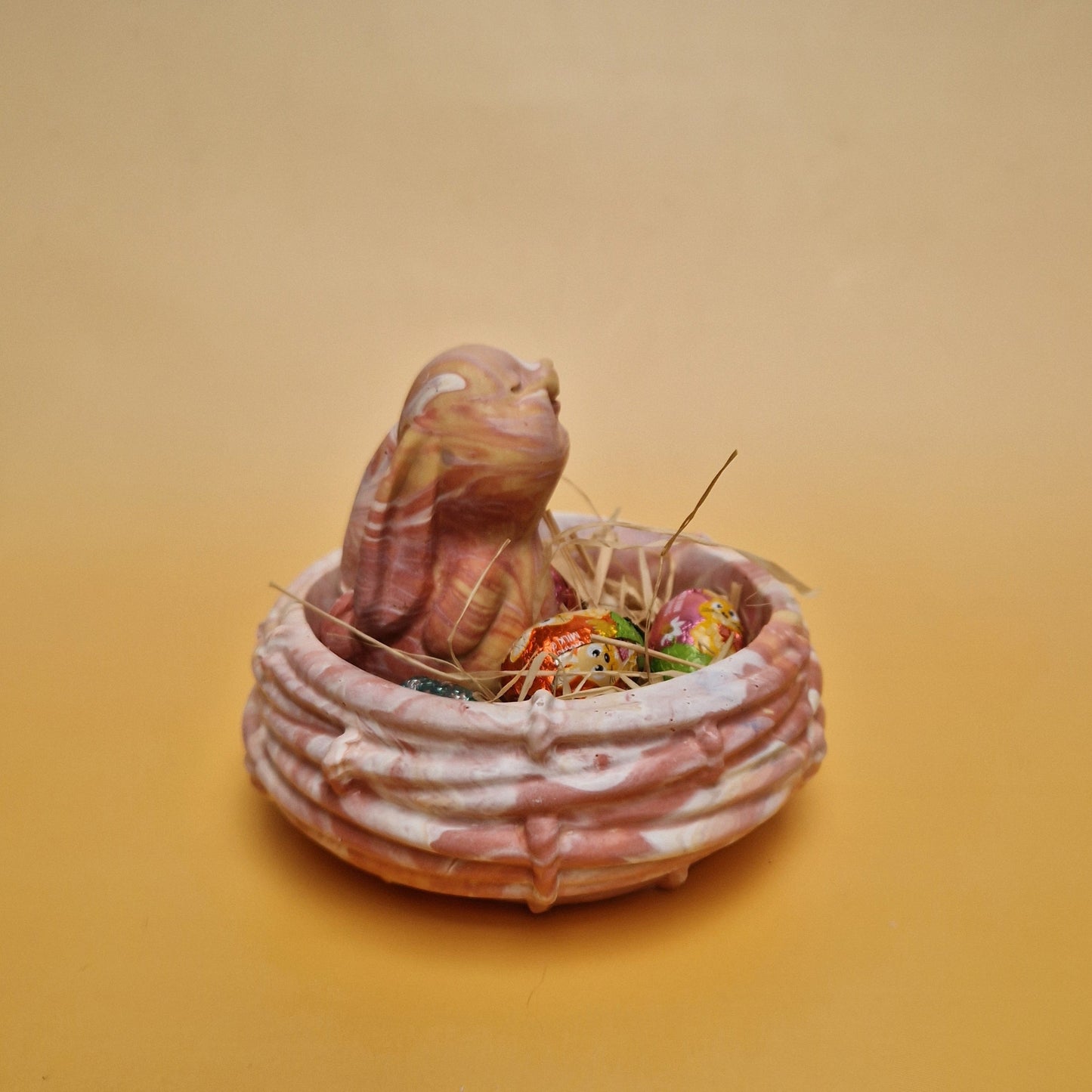 Conjunto decoração Páscoa com ninho artesanal e coelho em tons rosa