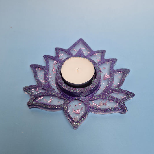 Porta-vela flor de lótus em resina lilás com glitter e detalhes rosa