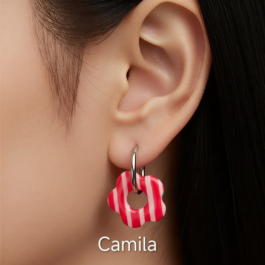 Brincos intercambiáveis Sweet Art com pendentes Camila em argila polimérica vermelha e branca às riscas, usados com argolas.