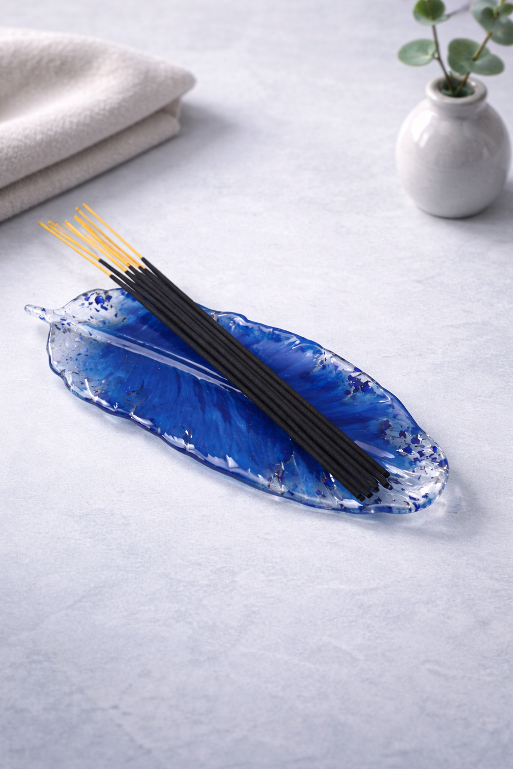 Bandeja Decorativa em Resina – Formato de Pena Azul