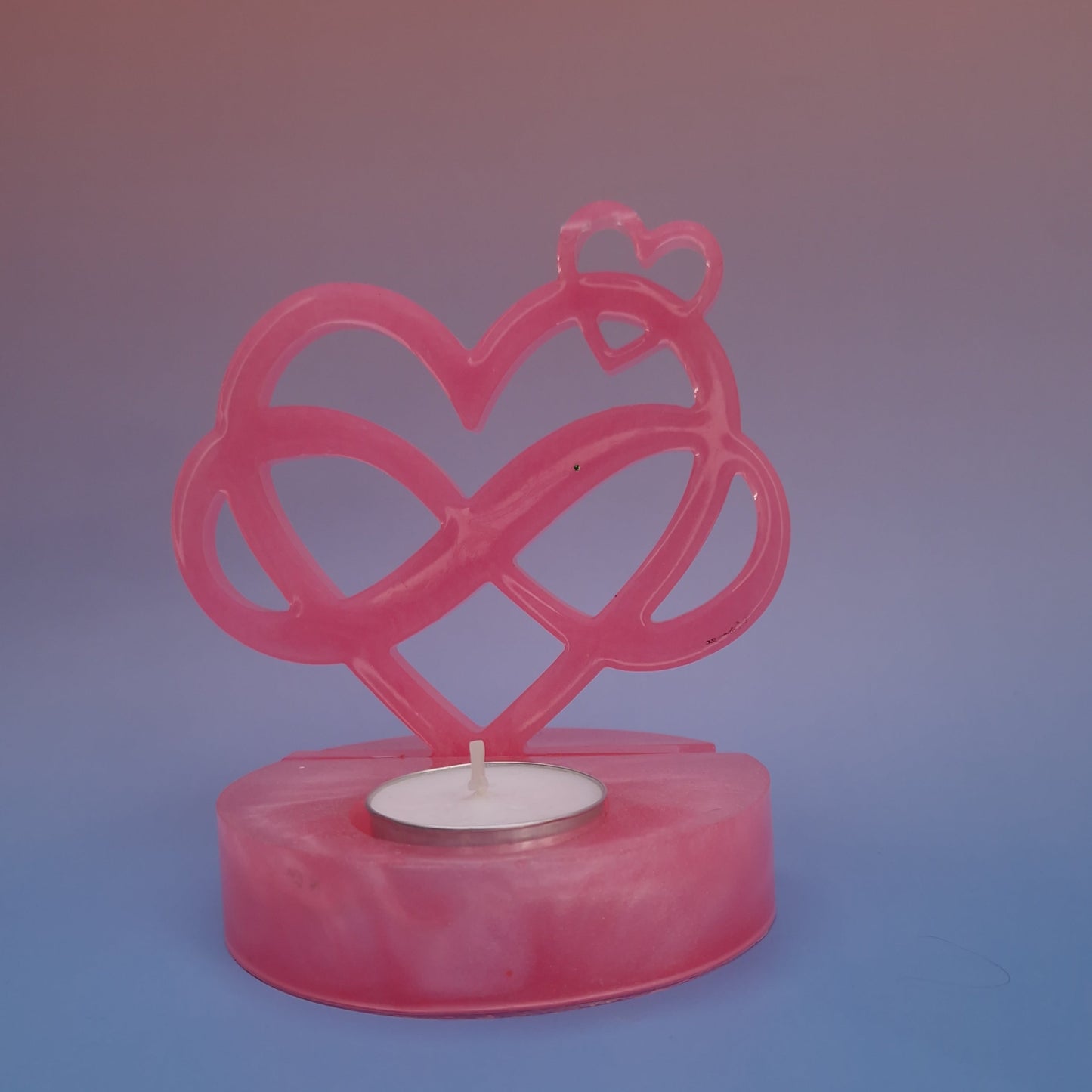 Castiçal coração infinito em resina epóxi rosa perolado, peça artesanal decorativa vista lateral