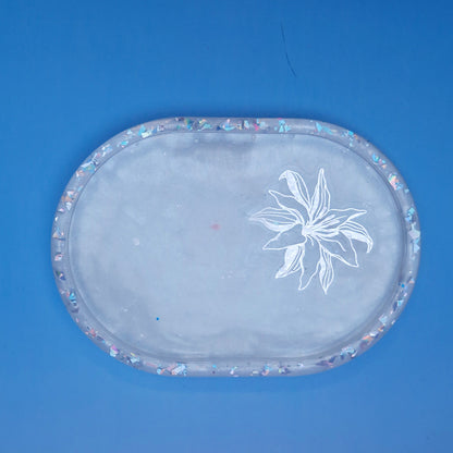 Bandeja floral oval em resina epóxi branca translúcida com detalhe floral gravado e acabamento delicado