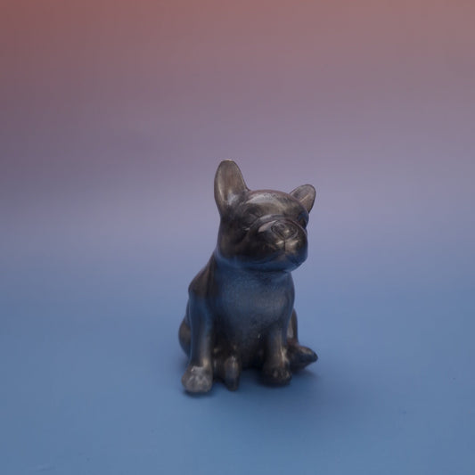 Bulldog decorativo em resina epóxi com acabamento cobre escuro, vista frontal, peça artesanal feita à mão