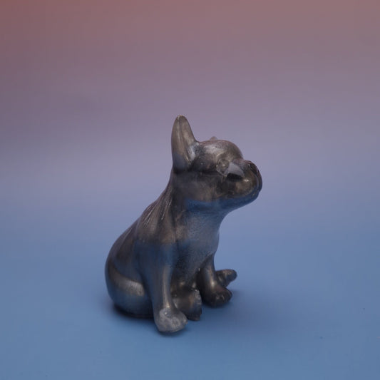 Bulldog decorativo em resina epóxi com acabamento cobre escuro, vista lateral direita, peça única feita à mão