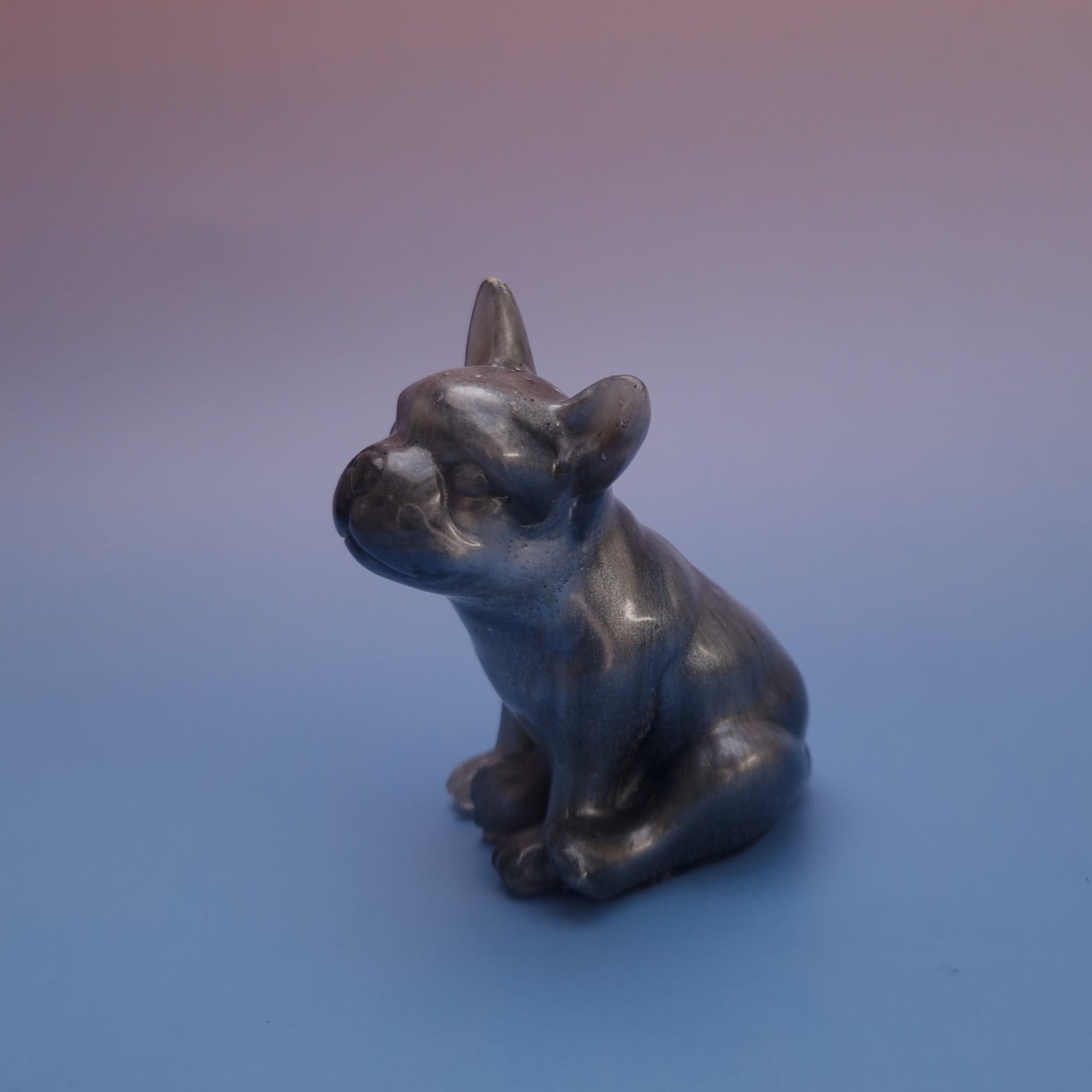 Bulldog decorativo em resina epóxi com acabamento cobre escuro, vista lateral esquerda, escultura artesanal para decoração