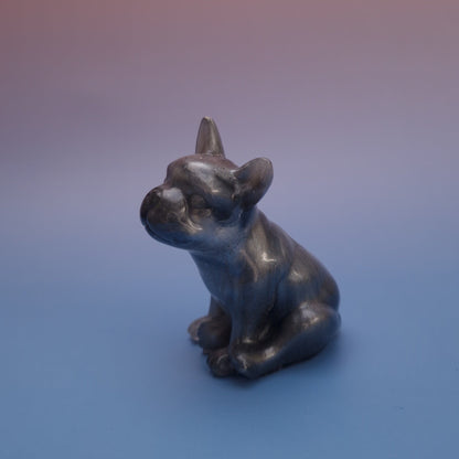 Bulldog decorativo em resina epóxi com acabamento cobre escuro, vista lateral esquerda, escultura artesanal para decoração