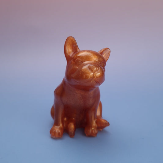 Bulldog decorativo em resina epóxi com acabamento cobre, vista frontal, peça artesanal com brilho metálico