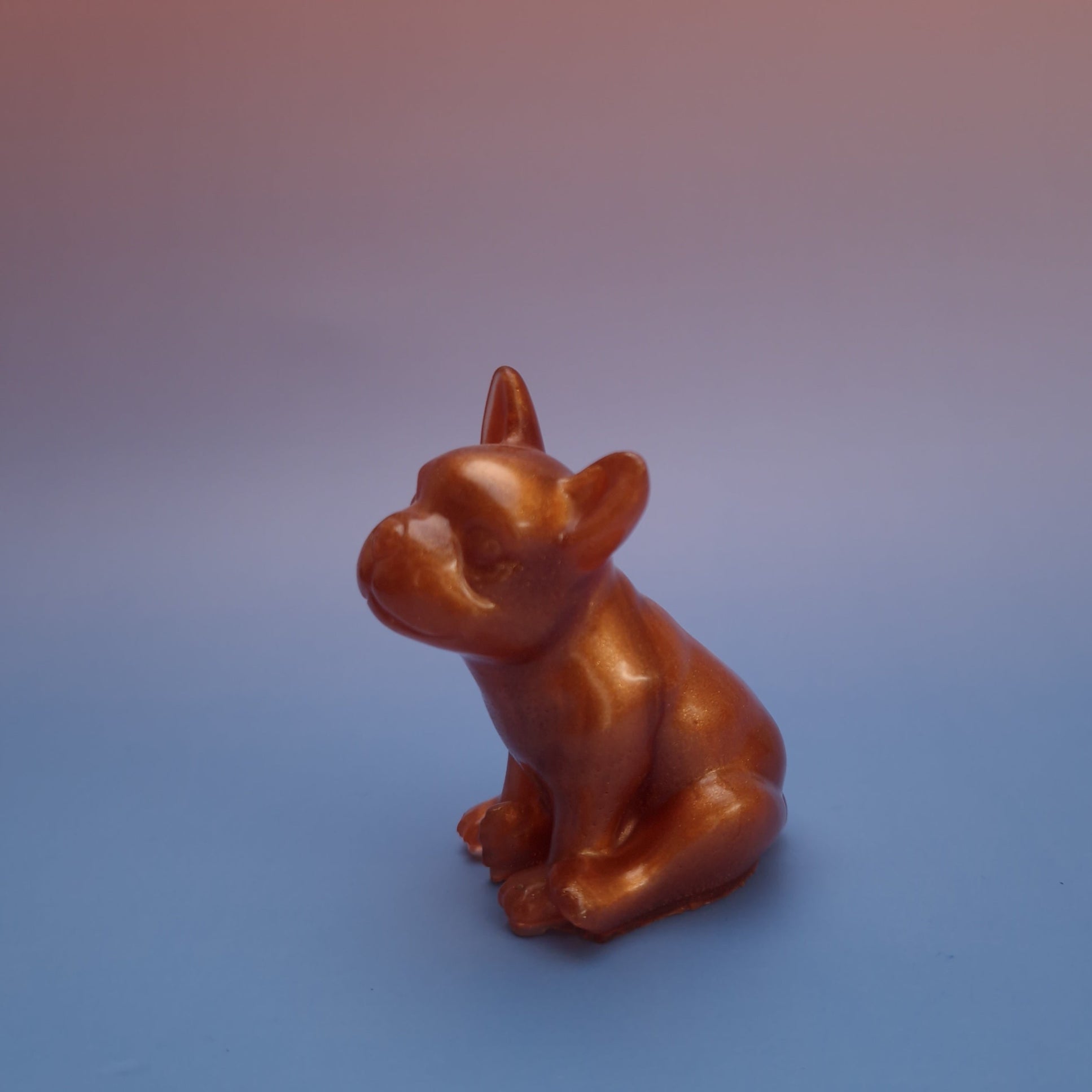 Bulldog decorativo em resina epóxi com acabamento cobre, vista lateral esquerda, peça única feita à mão