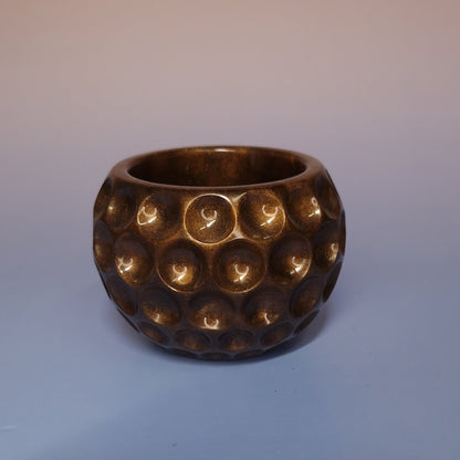 Castiçal decorativo dourado em resina epóxi com textura em relevo, vista frontal