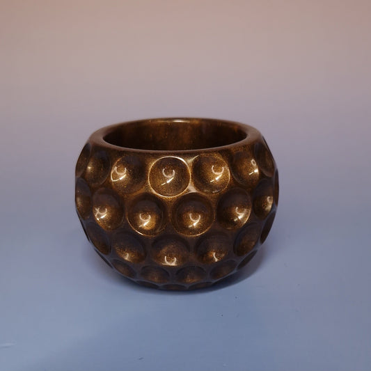 Castiçal decorativo dourado em resina epóxi com textura em relevo, vista frontal