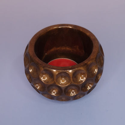 Porta-vela tealight dourado em resina artesanal com acabamento metálico, vista superior