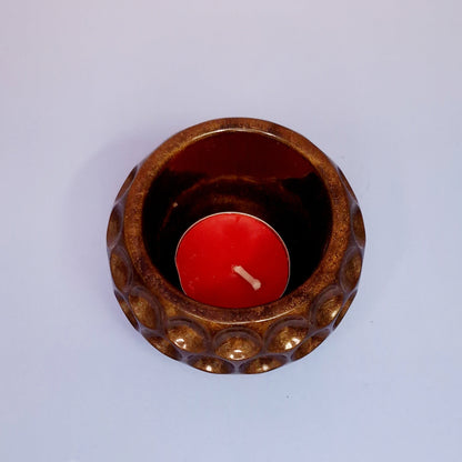 Castiçal em resina dourada com vela tealight vermelha, detalhe interior visto de cima