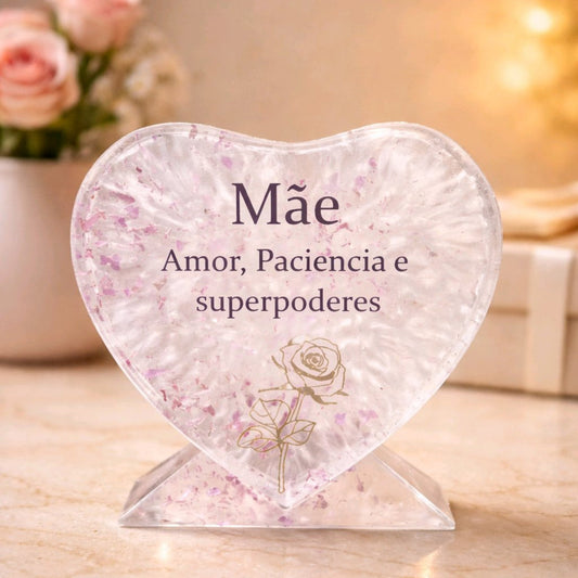 coração decorativo em resina para mãe com mensagem amor paciência e superpoderes sobre mesa clara