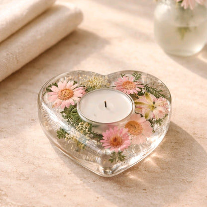 Porta velas coração com flores naturais secas em ambiente decorativo elegante