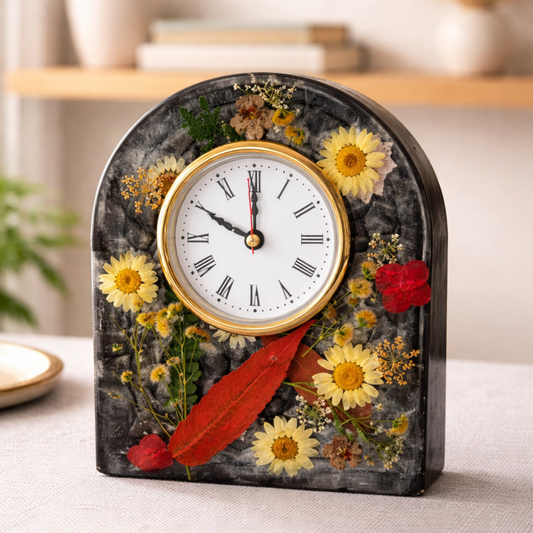 Relógio decorativo em resina preta com flores secas naturais e mostrador dourado