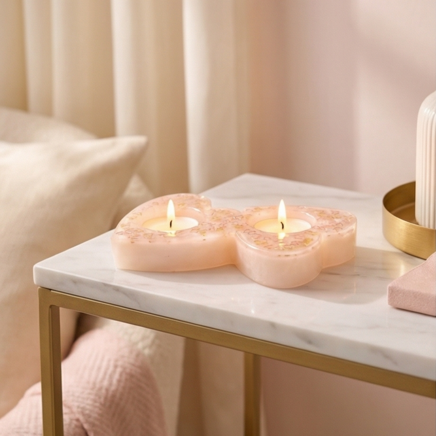 Close-up do porta velas em laço rosa com acabamento perolado e pequenos corações decorativos