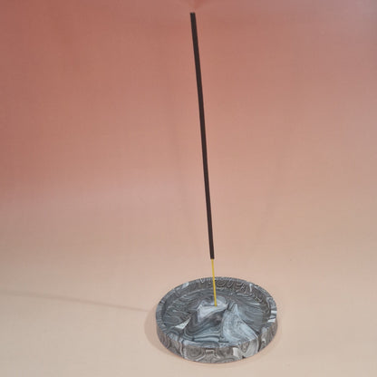 Suporte de incenso com formato de boca em relevo