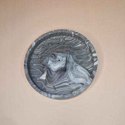 Suporte de incenso com formato de boca em relevo