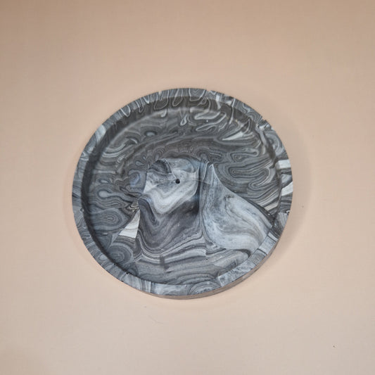 Suporte de incenso com formato de boca em relevo