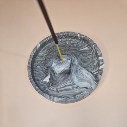 Suporte de incenso com formato de boca em relevo