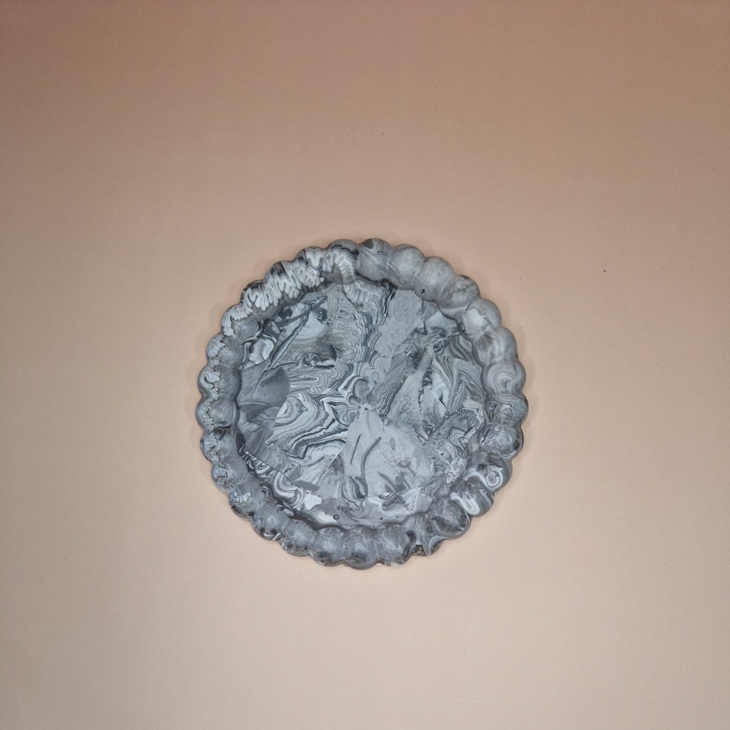 Prato Decorativo em Jesmonite – Preto e Cinzento