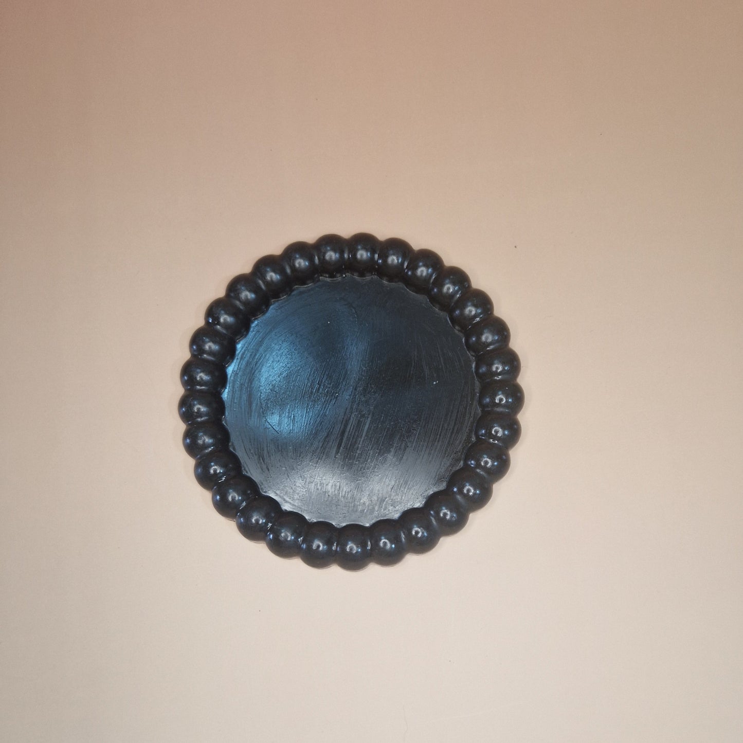 Prato decorativo em jesmonite — preto
