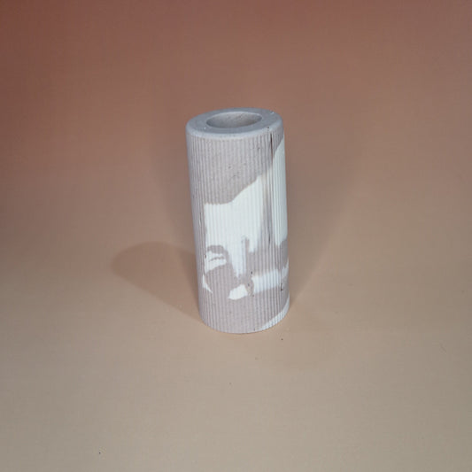 Vaso em Jesmonite Estriado – Bege e Branco Marmoreado