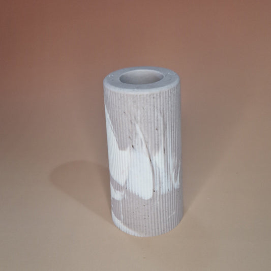 Vaso em Jesmonite Estriado – Bege e Branco Marmoreado