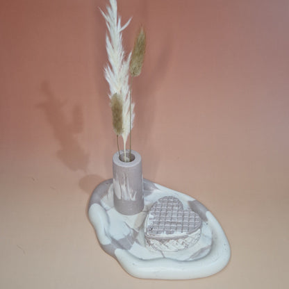 Vaso em Jesmonite Estriado – Bege e Branco Marmoreado