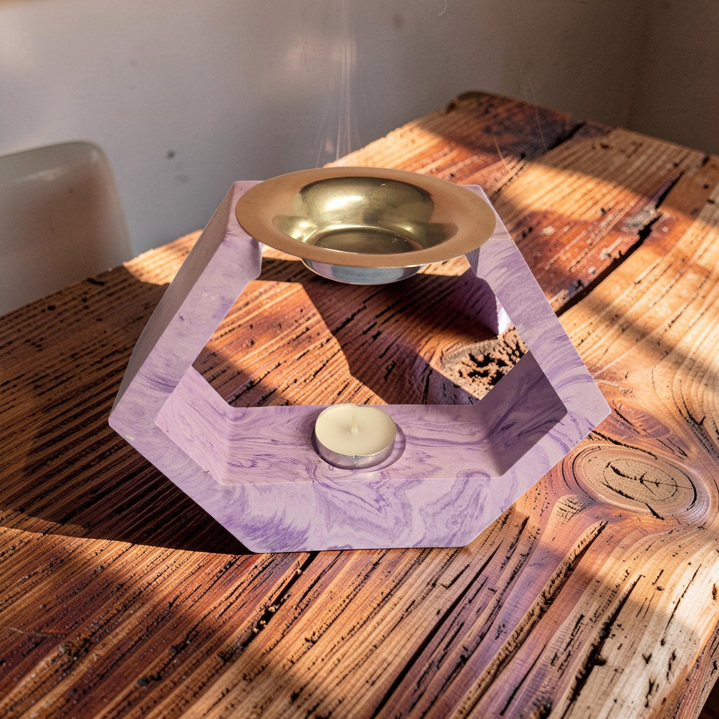 Queimador de essências em Jesmonite hexagonal artesanal com acabamento marmorizado lilás e taça dourada para velas aromáticas