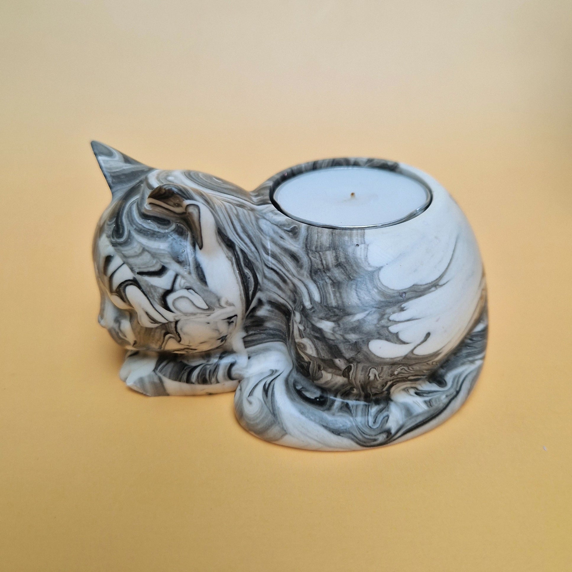 Porta-vela em forma de gato preto e branco com efeito marmorizado