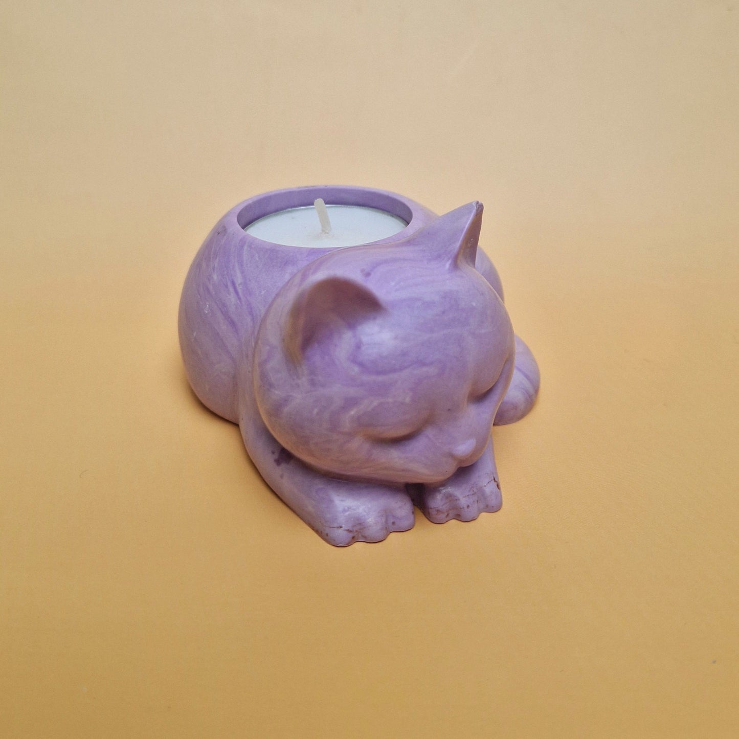 Porta-vela decorativo em forma de gato lilás deitado