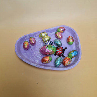 Prato decorativo lilás marmorizado em formato orgânico