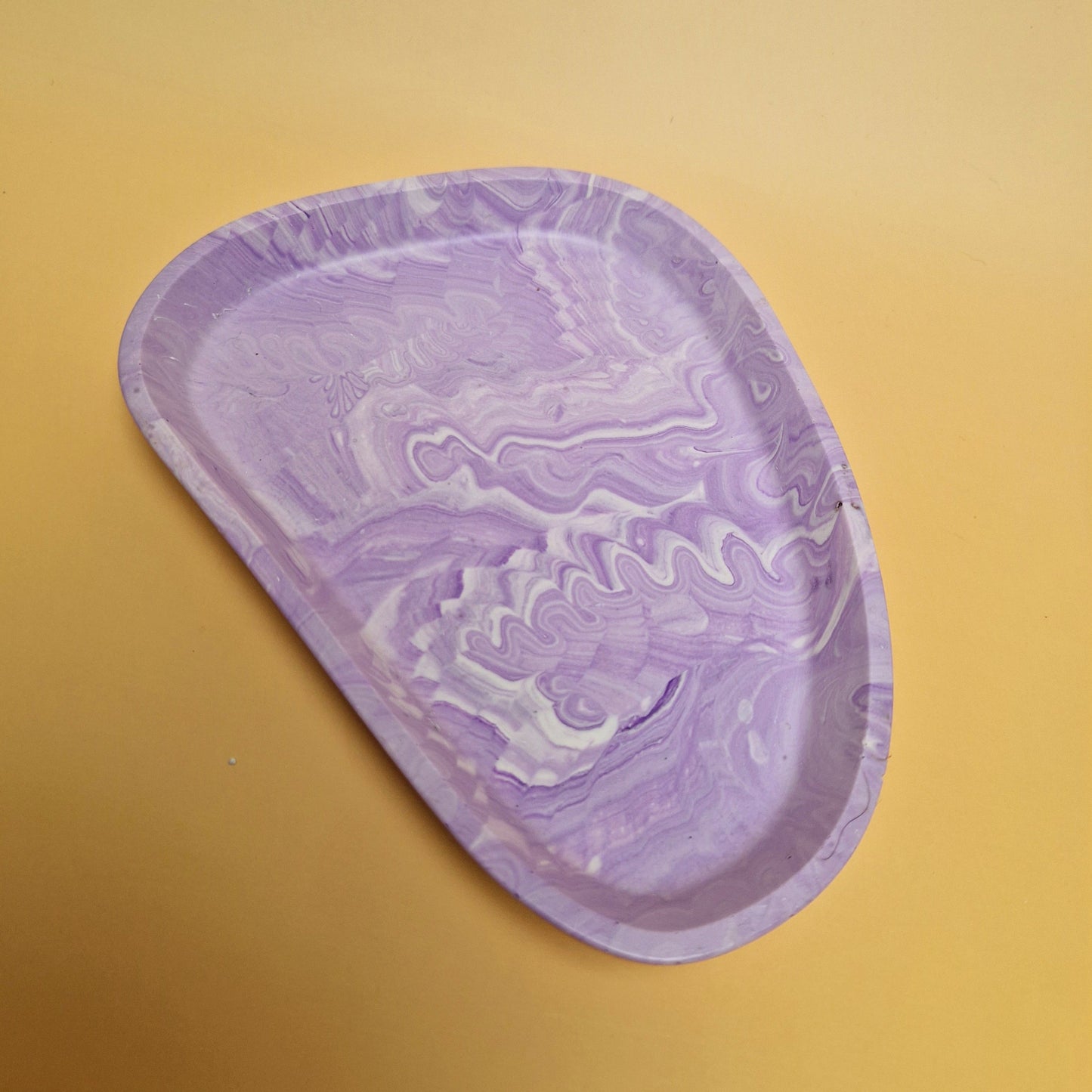 Prato decorativo lilás marmorizado em formato orgânico
