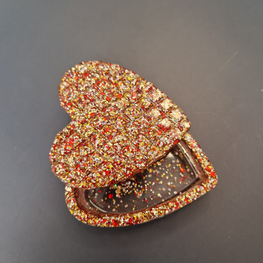 Caixa em forma de coração com glitter vermelho e dourado