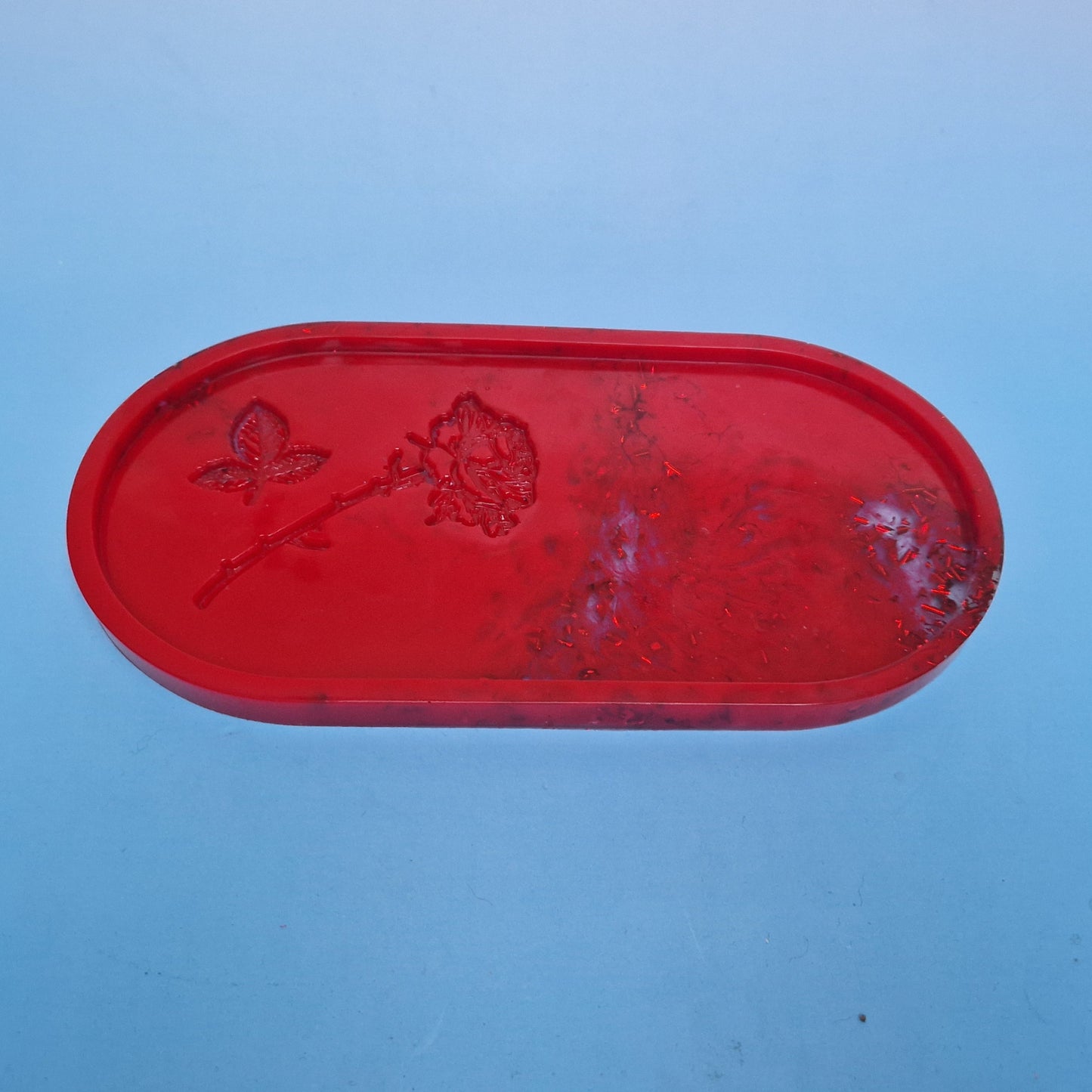 Tabuleiro oval decorativo em resina epoxy vermelho com rosa em relevo