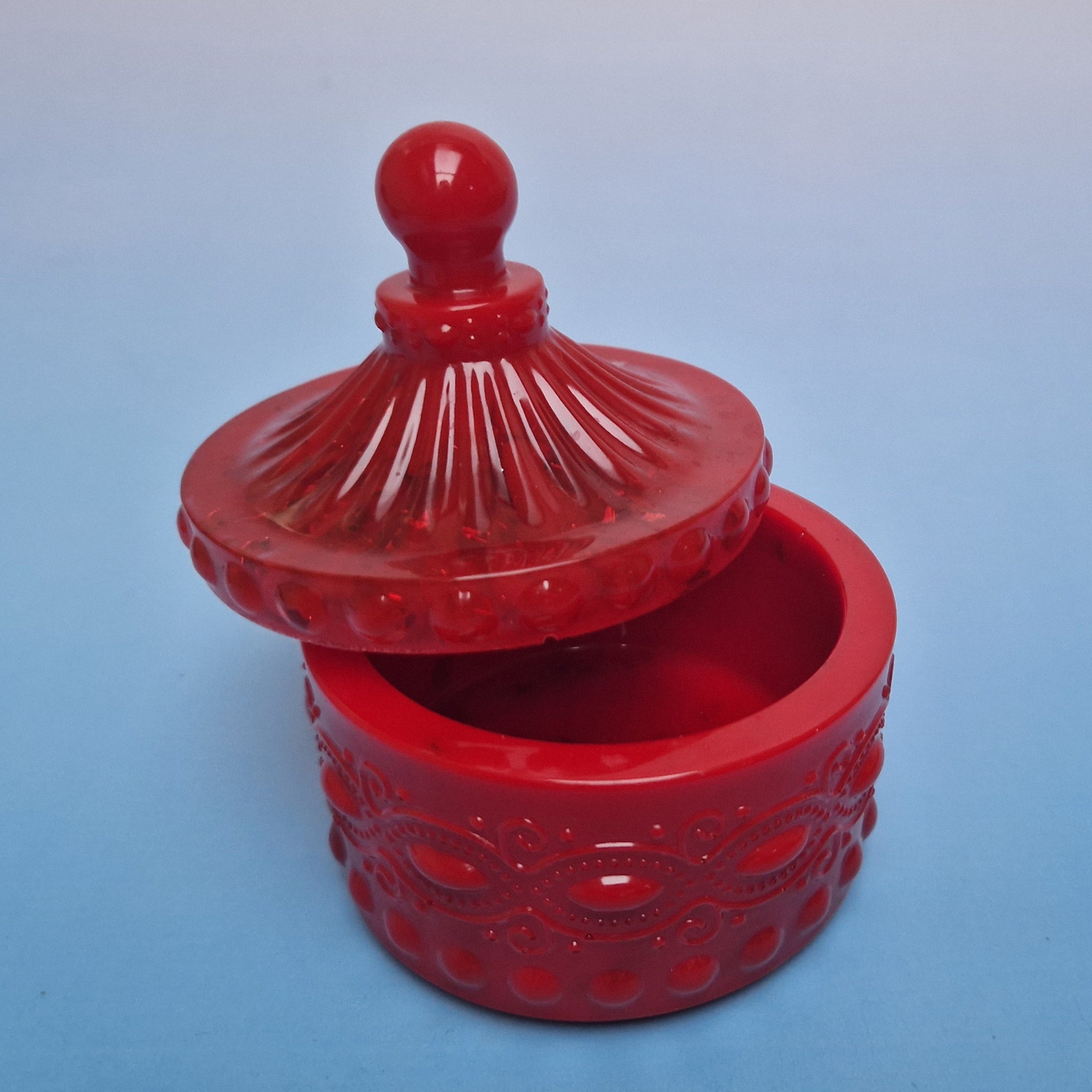 Caixa em resina epoxy vermelha com tampa levantada e interior liso