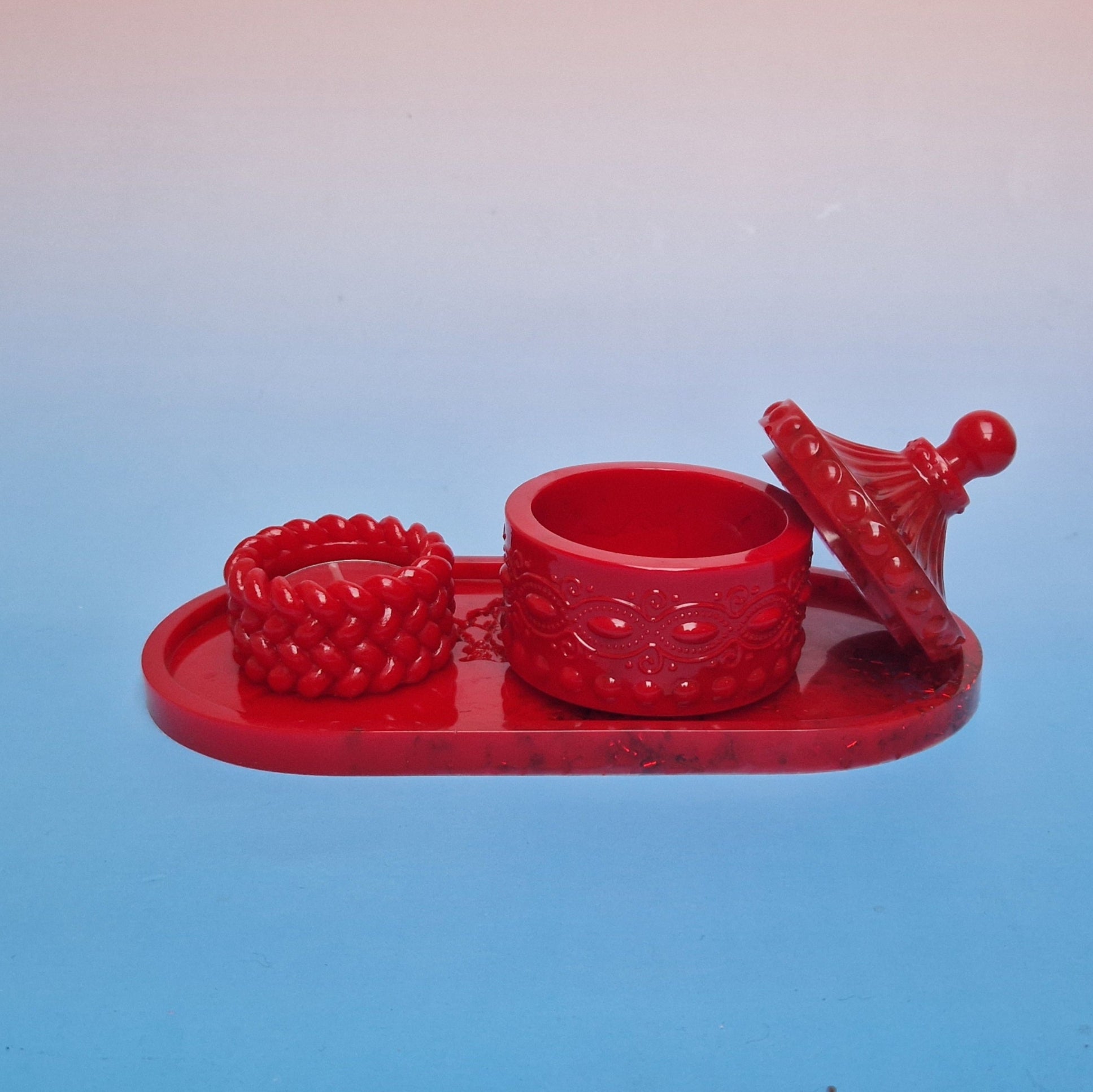 Conjunto Aura Vermelha em resina epoxy com tabuleiro oval e peças decorativas em vermelho