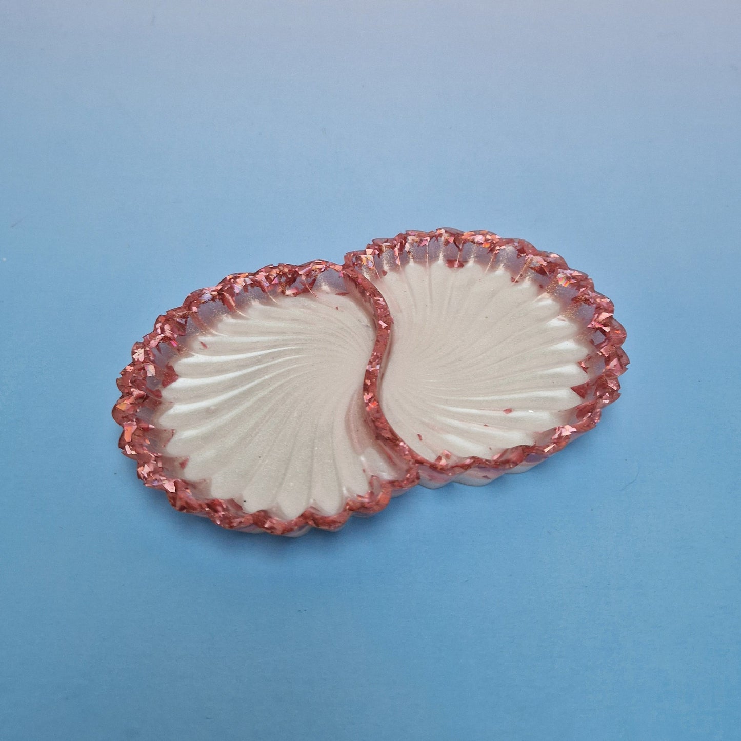 Prato Twins Shells em resina epoxy rosa com duas conchas