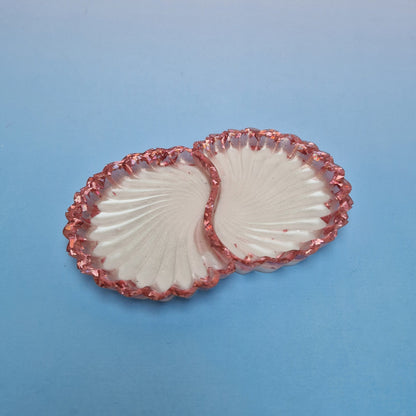 Prato Twins Shells em resina epoxy rosa com duas conchas