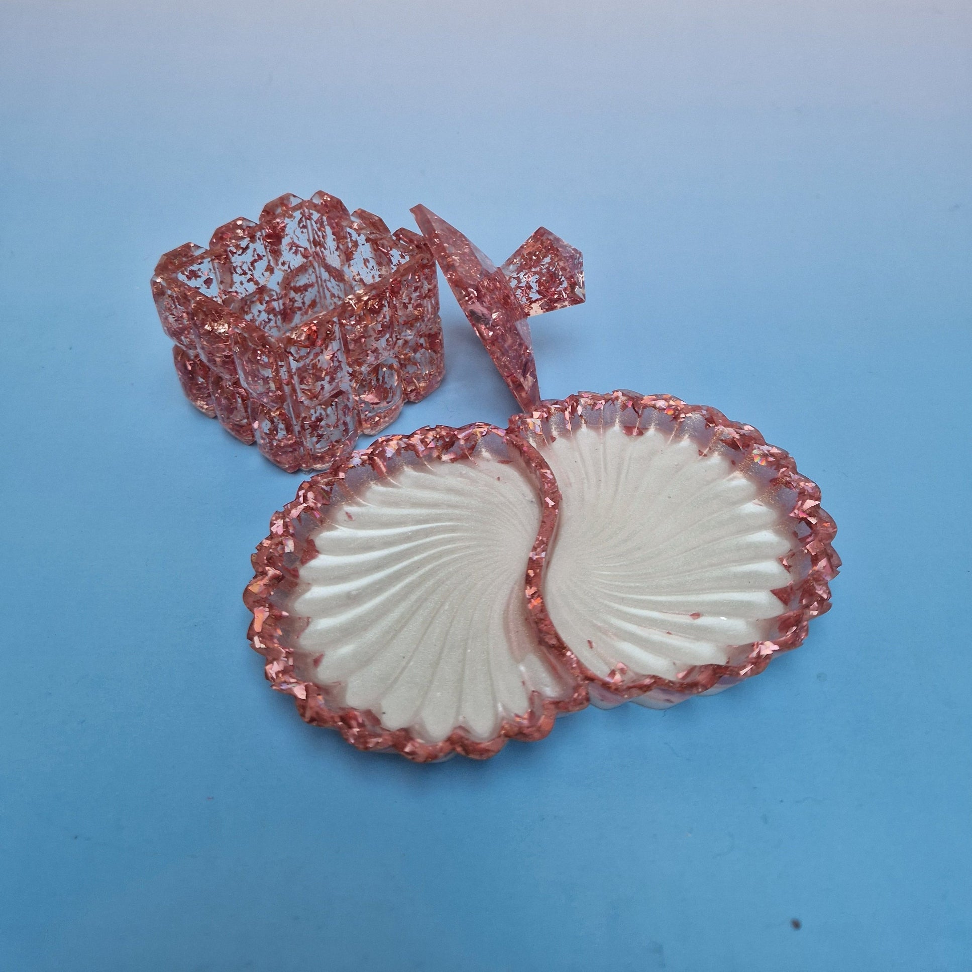 Conjunto Aura Rosa completo com caixa e pratos decorativos em resina