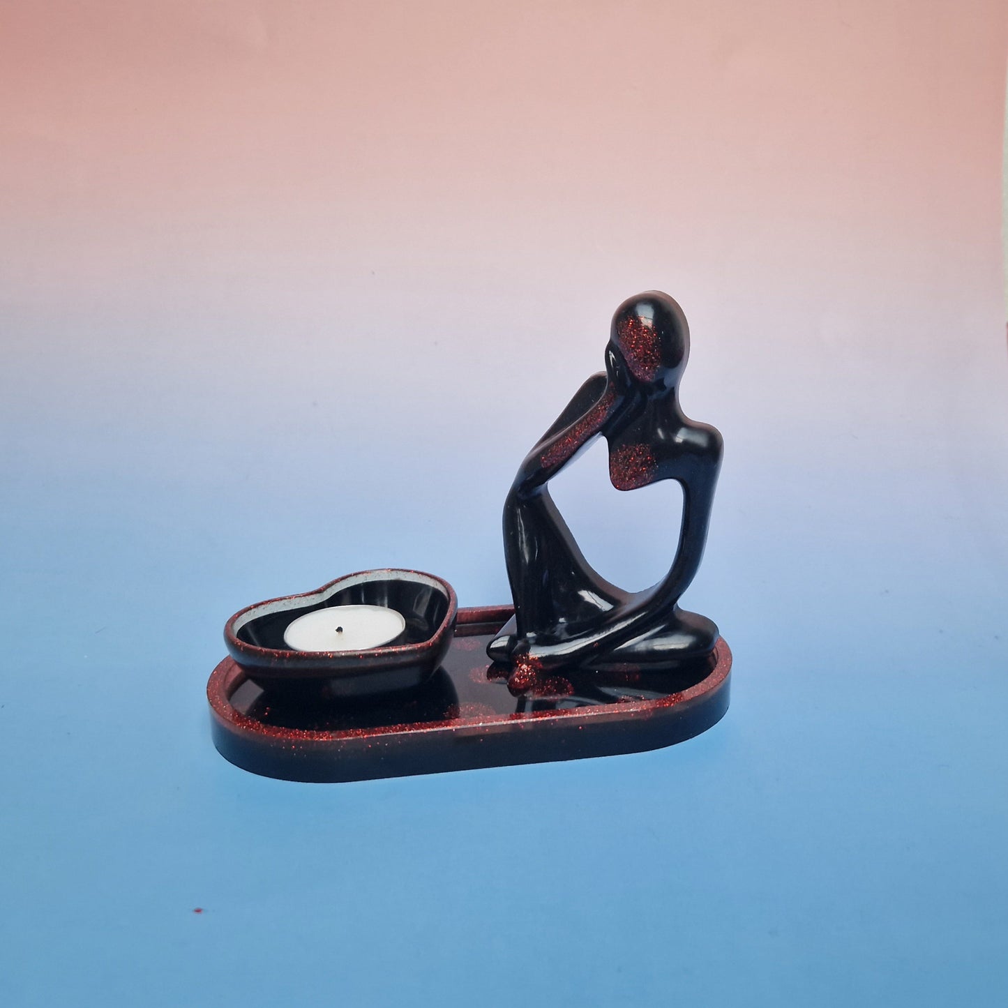 Conjunto decorativo em resina epoxy preto e vermelho com figura abstrata e porta-velas em formato de coração