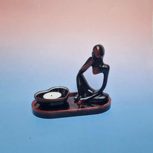 Conjunto decorativo em resina epoxy preto e vermelho com figura abstrata e porta-velas em formato de coração