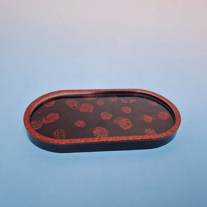Conjunto decorativo em resina epoxy preto e vermelho com figura abstrata e porta-velas em formato de coração