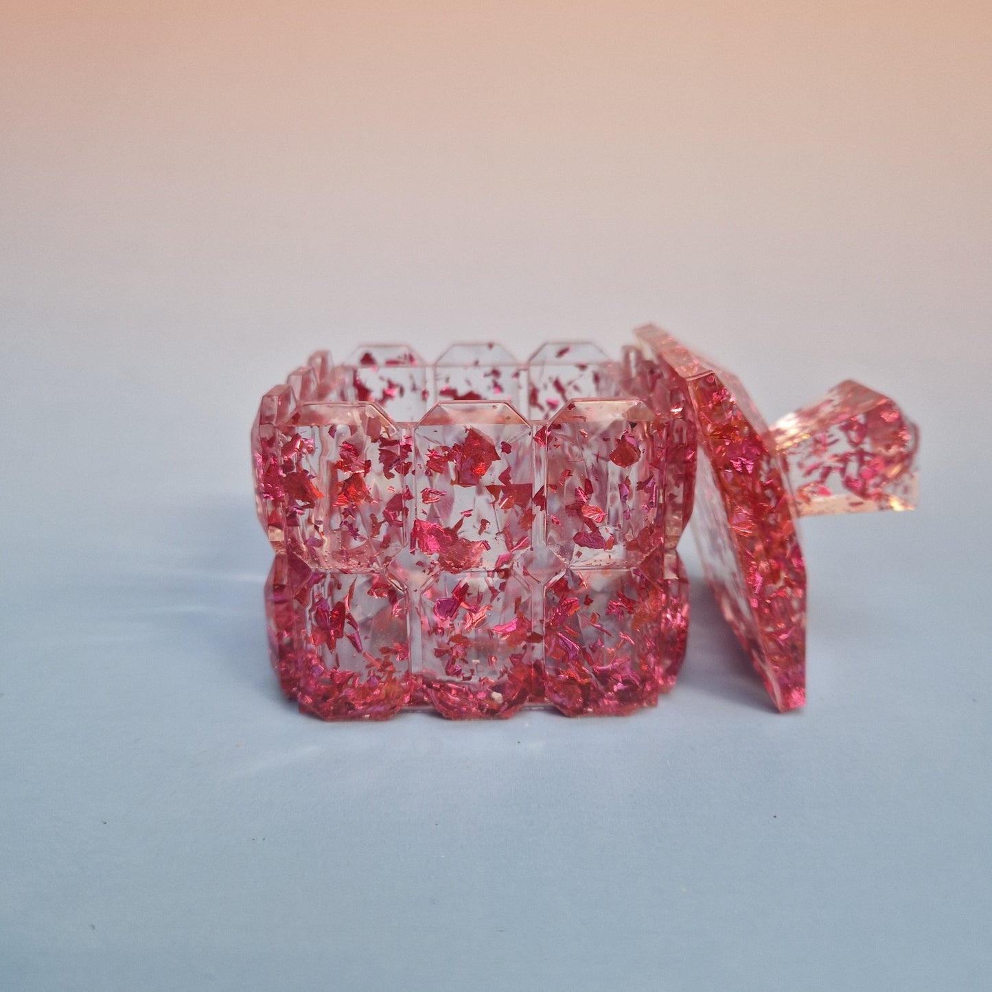 Caixa diamante em resina epoxy rosé com tampa aberta e acabamento brilhante